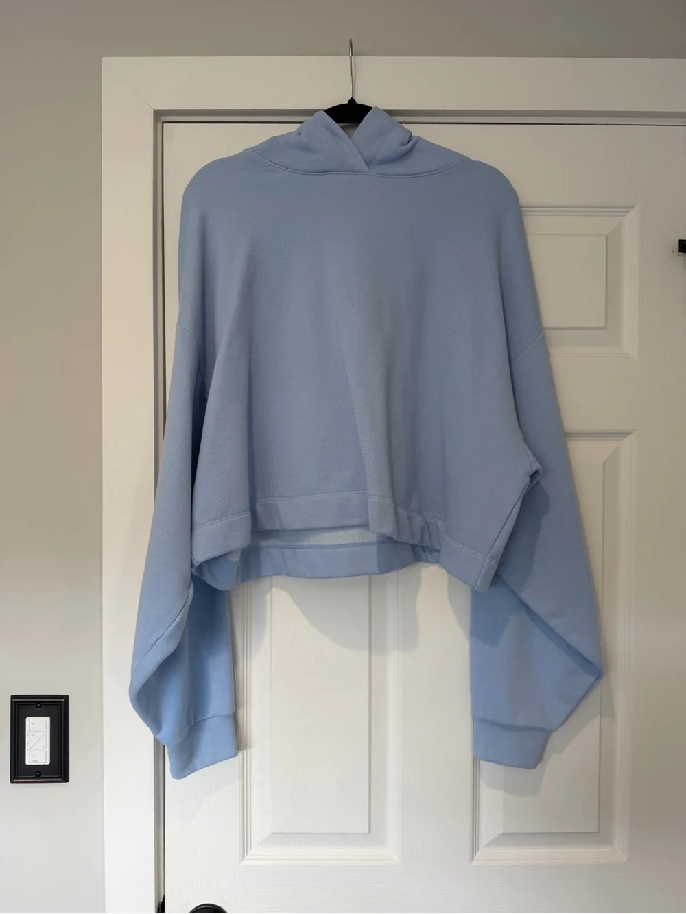 Auth.✅ RARE ALO Yoga “Bae” Crop Hoodie in “Seashell Blue” Size Large🐚💙